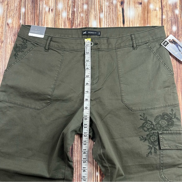 NWT Lee Crop Utility Cargo Pocket Pants Floral Embroidered Green Women’s Size 16 - Picture 8 of 16